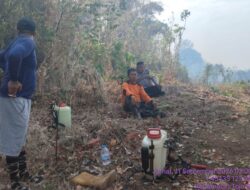 Bhabinkamtibmas Bantu Warga Padamkan Karhutla di Malewa