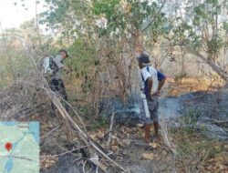 Bhabinkamtibmas Bersama Warga Padamkan Kebakaran Lahan di Desa Sabo
