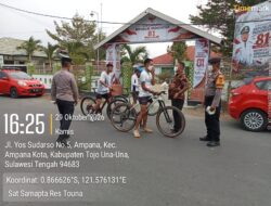 Antisipasi Kabut Asap Karhutla, Polres Touna dan Pemda Bagikan Masker Gratis ke Pengendara